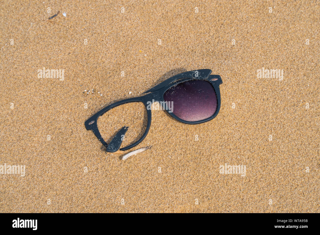 Broken sunglasses sand hi-res stock photography and images - Alamy