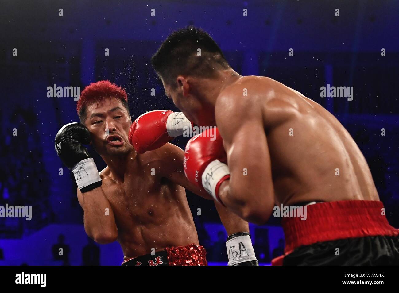 Chinese boxer Yang Xingxin, right, hits Japanese boxer Makoto Kawasaki  during the WBA Asia boxing champion tournament in Datong city, north  China's Sh Stock Photo - Alamy