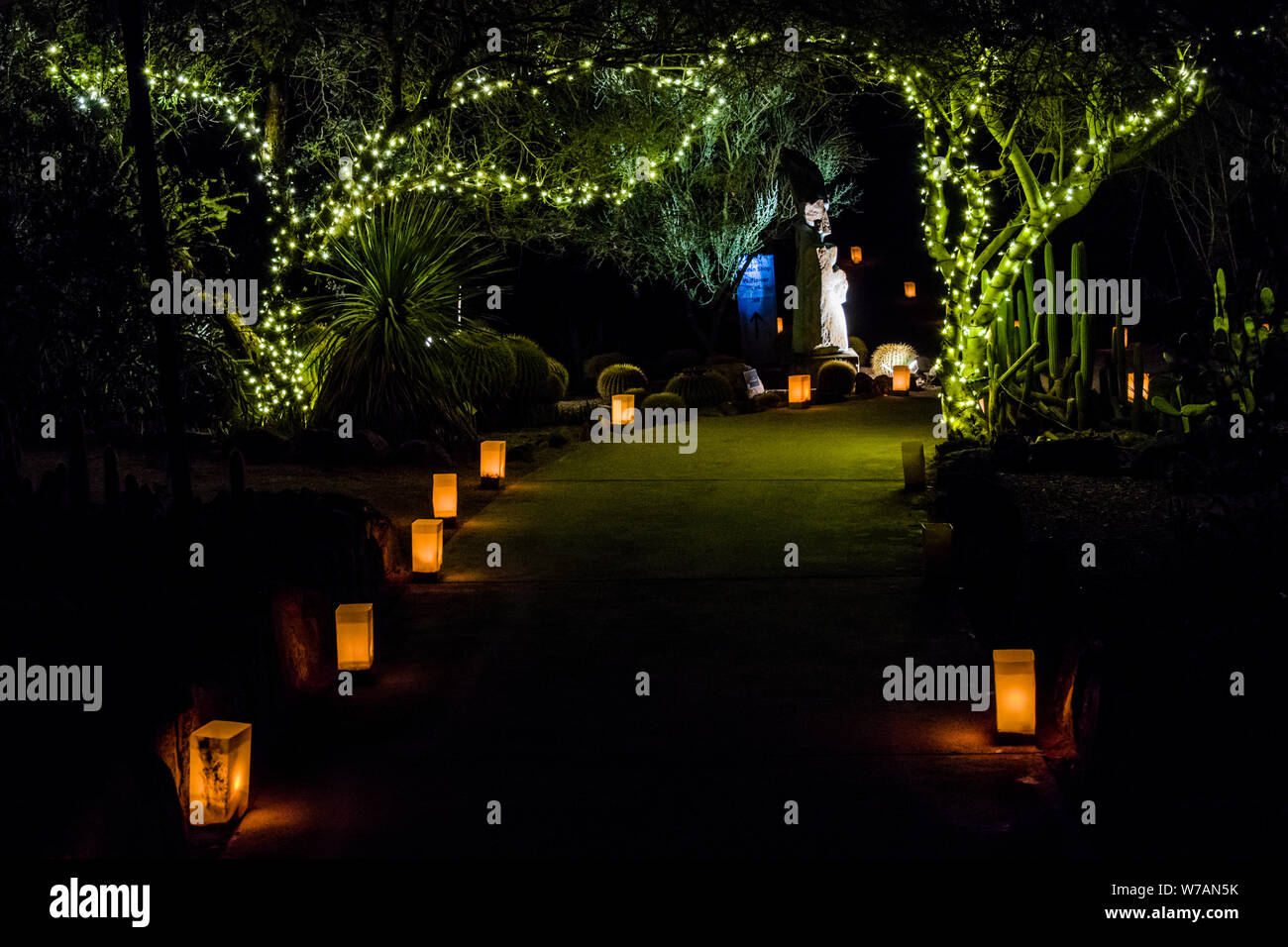 Las noches de las luminarias hi-res stock photography and images - Alamy