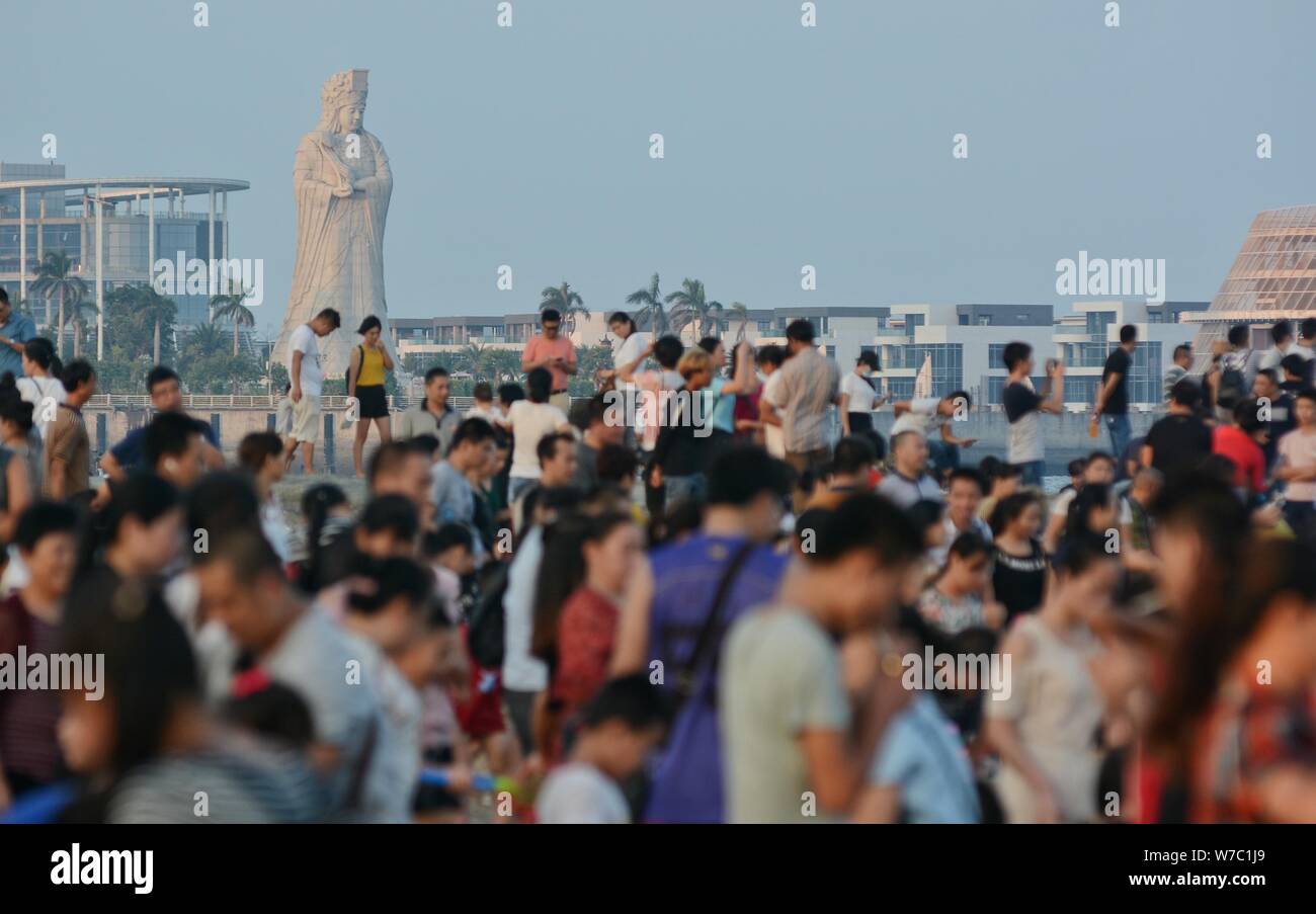 Tourists crowd a beach resort during the National Day and Mid-Autumn Festival holiday in Xiamen city, southeast China's Fujian province, 1 October 201 Stock Photo