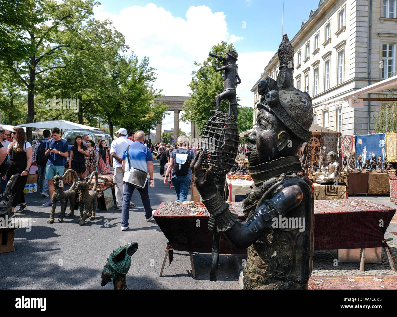 04 August 2019, Berlin: Since 1973 the flea market and art market Charlottenburger Flehmarkt at the Straße des 17. Juni takes place every Saturday and Sunday at the Charlottenburger Tor in the Berlin district Charlottenburg from 10 to 17 o'clock. Photo: Jens Kalaene/dpa-Zentralbild/ZB Stock Photo