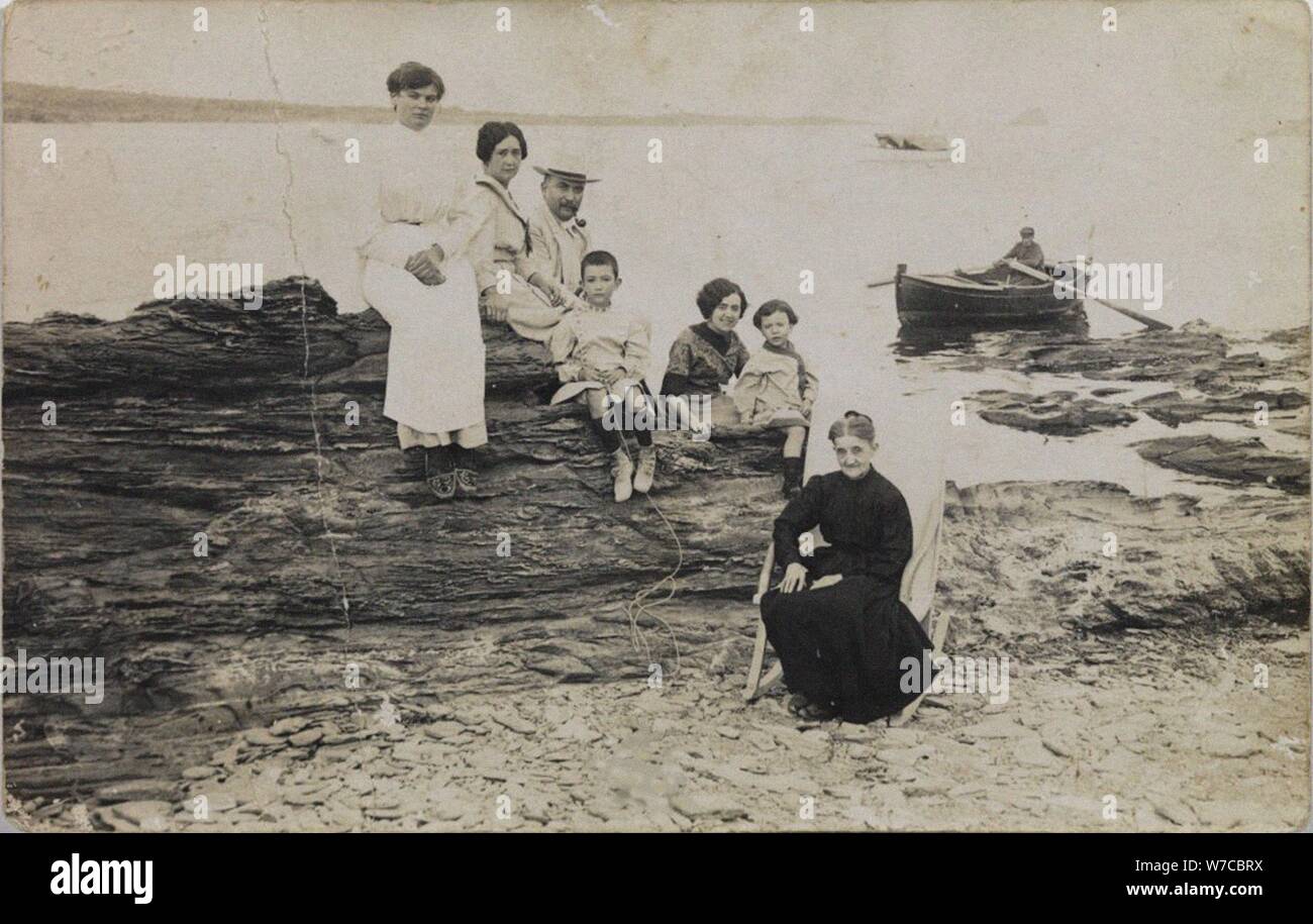 The Dalí family in Cadaqués: a maid, the artist's mother and father, Salvador, Caterina, Anna Maria Stock Photo