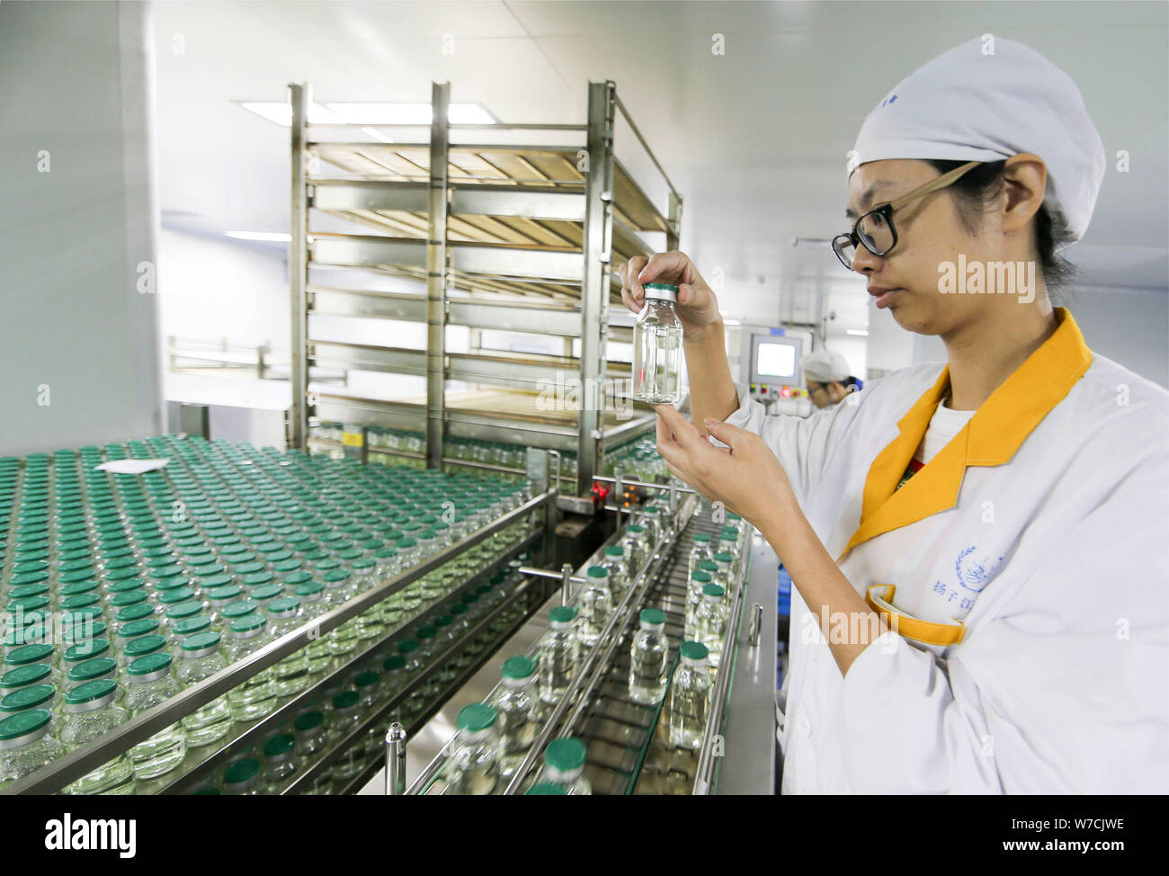 --FILE--A Chinese worker checks infusion bottles on the assembly line ...