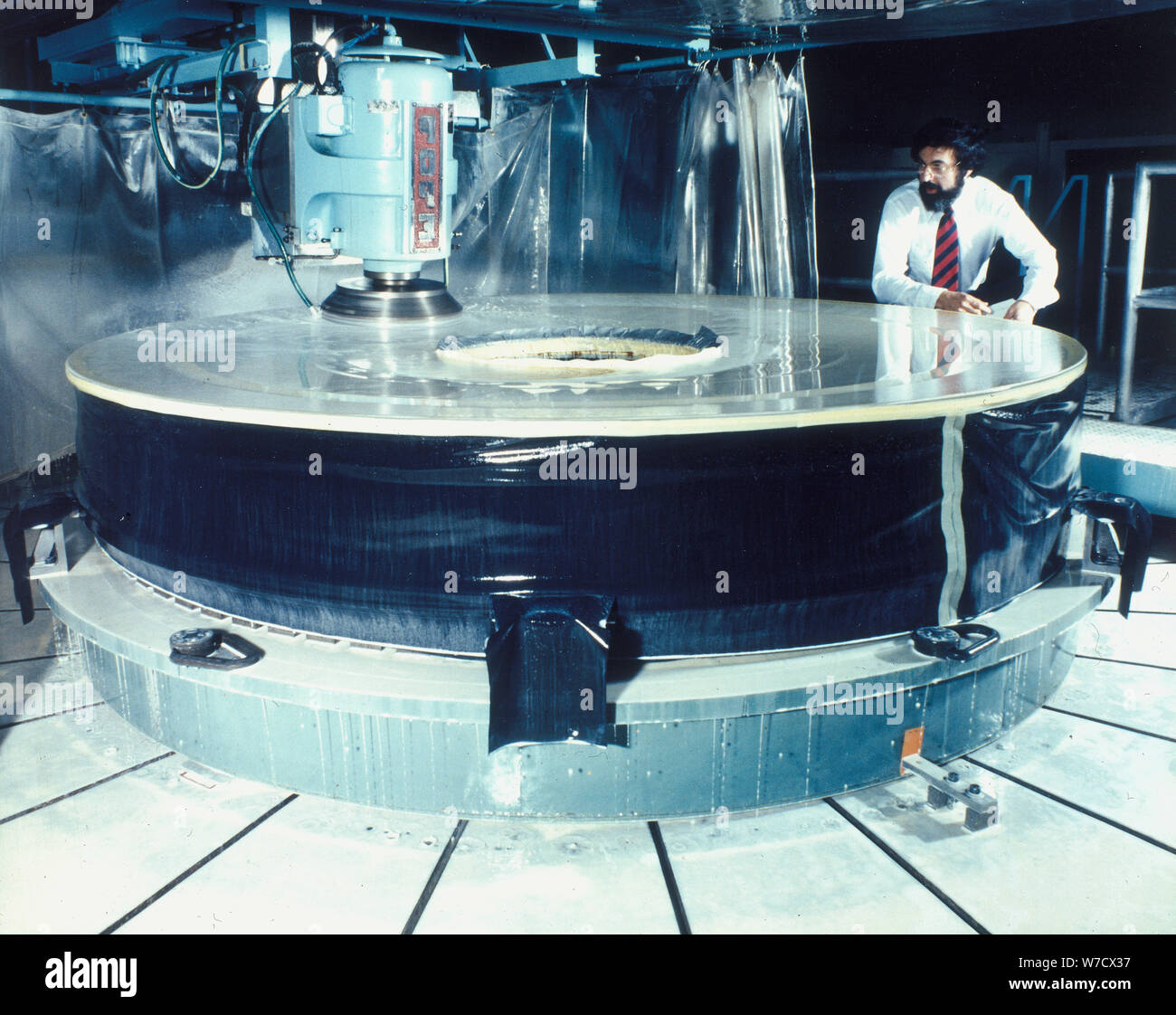 Polishing the mirror of the Hubble Telescope, 1980s. Artist: Unknown Stock  Photo - Alamy