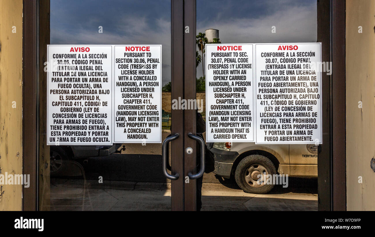 Signs on shop doorways prohibiting firearms to be carried onto the property. Roma, Texas, USA Stock Photo