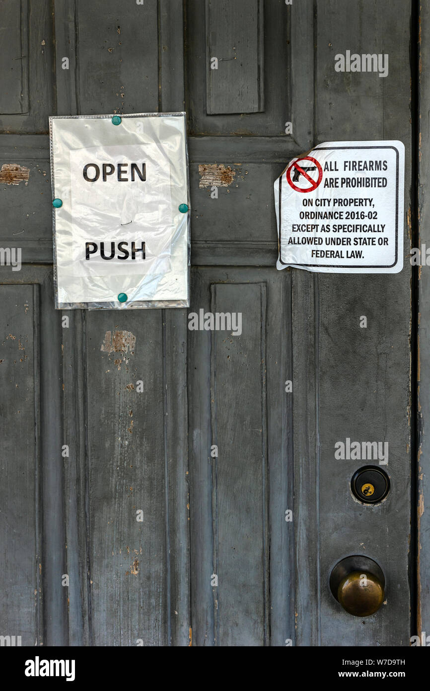 Signs on shop doorways prohibiting firearms to be carried onto the property. Roma, Texas, USA Stock Photo