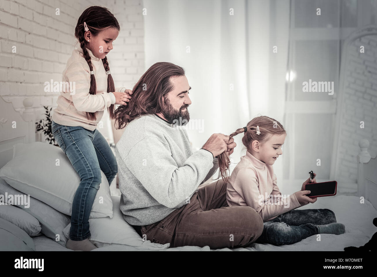 Непослушные дети смешное. Детям о папе. Прическа для папы. Папа учит ребенка. Дочка делает макияж отцу.