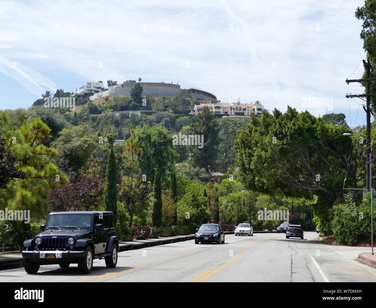 Los Angeles, USA. 03rd Aug, 2019. On the former property of actress Sharon Tate there is a new building (centre, r outside) in the hills above the luxury quarter Beverly Hills, taken during a ride over Benedict Canyon Drive. A barbaric series of murders scared the world 50 years ago. Sect leader Charles Manson incited his followers to blood orgies. In 1969 also the highly pregnant actress Sharon Tate was killed. (to dpa '50 Years after the Manson Bloodbath: On the Trails of Sharon Tate') Credit: Barbara Munker/dpa/Alamy Live News Stock Photo