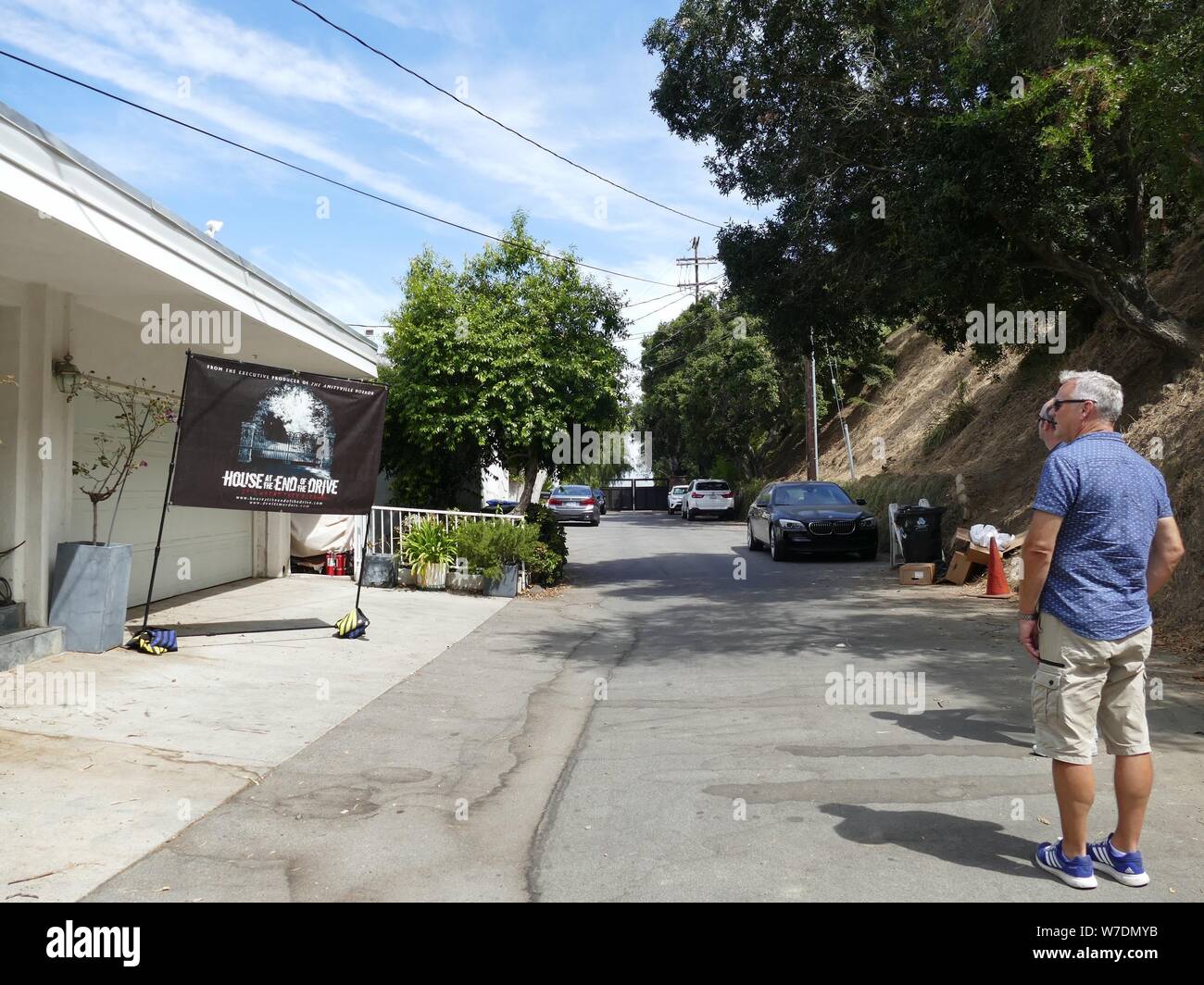 Los Angeles, USA. 03rd Aug, 2019. Passers-by take a look around Cielo Drive im. The gate at the end of the cul-de-sac leads to the former property of the house where the actress Sharon Tate was murdered. A barbaric series of murders scared the world 50 years ago. Sect leader Charles Manson incited his followers to blood orgies. In 1969 also the highly pregnant actress Sharon Tate was killed. (to dpa '50 Years after the Manson Bloodbath: On the Trails of Sharon Tate') Credit: Barbara Munker/dpa/Alamy Live News Stock Photo