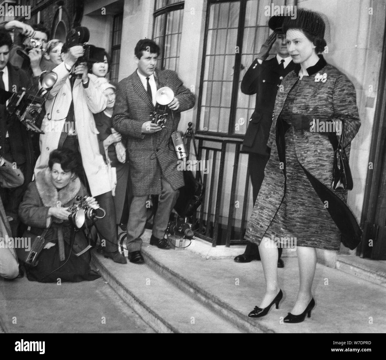 Queen Elizabeth II leaves the hospital after visiting Harold Macmillan ...