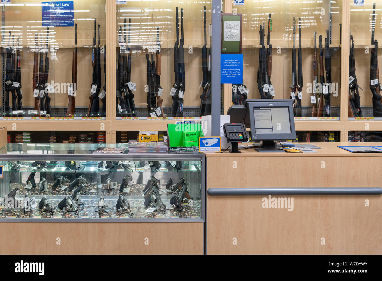 https://c8.alamy.com/comp/W7DYWY/guns-for-sale-at-walmart-W7DYWY.jpg