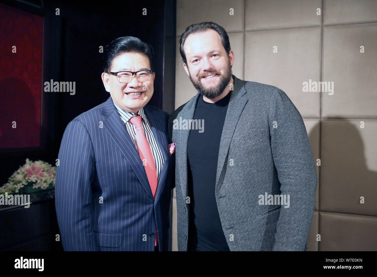 Latvian conductor Andris Nelsons, right, poses with Chinese TV host Cao  Kefan for photos during the talk show ''Kefan Qingting'' in Shanghai,  China, 2 Stock Photo - Alamy