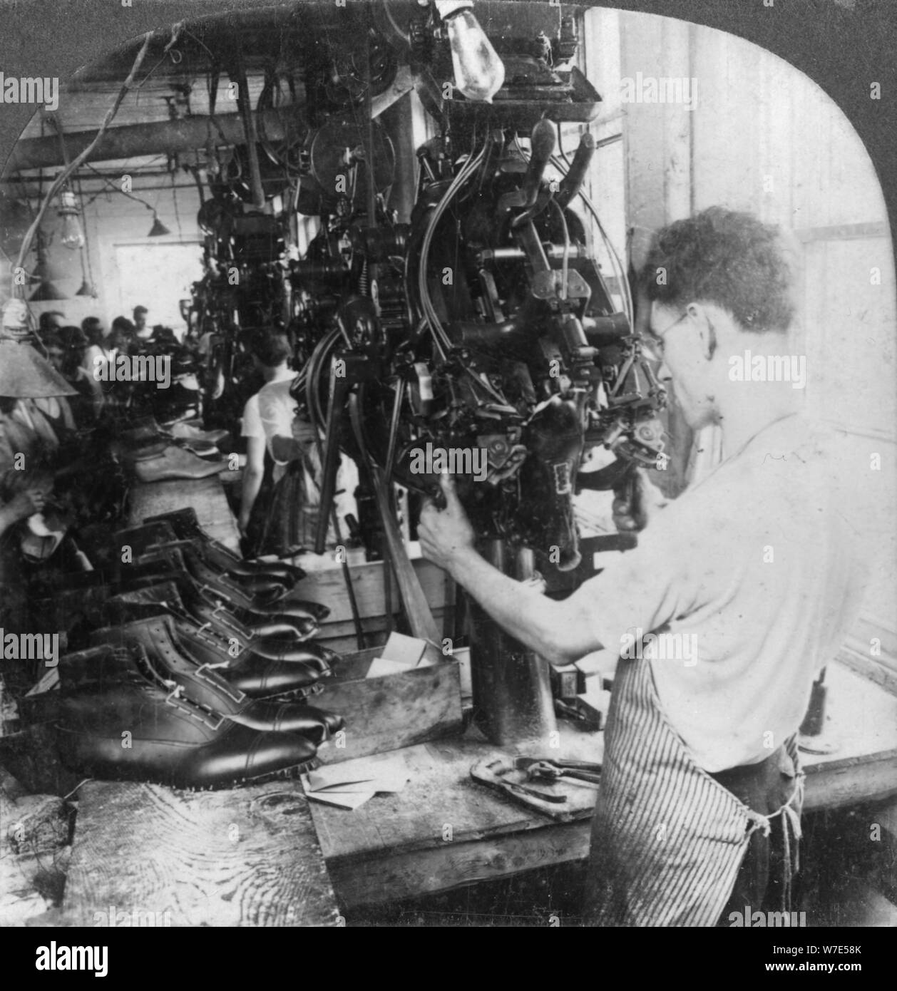 Lasting machine shaping shoes in shoe factory, Lynn, Massachusetts, USA, early 20th century(?). Artist: Keystone View Company Stock Photo