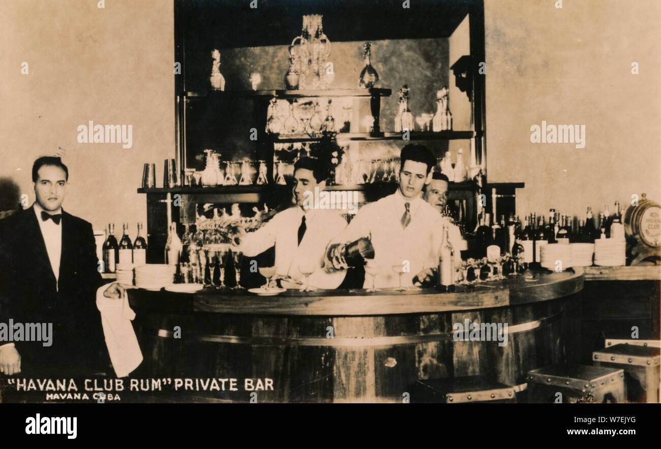 Vintage men at bar hi-res stock photography and images - Alamy