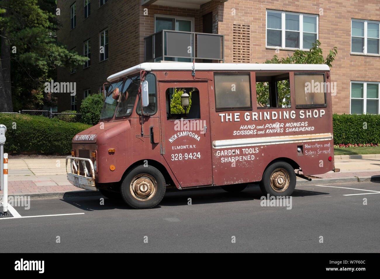 THE GRINDING SHOP, a truck that visits neighborhoods and sharpens knives, scissors and lawn mower blades. In Cedarhurst, Long Island, New York City. Stock Photo