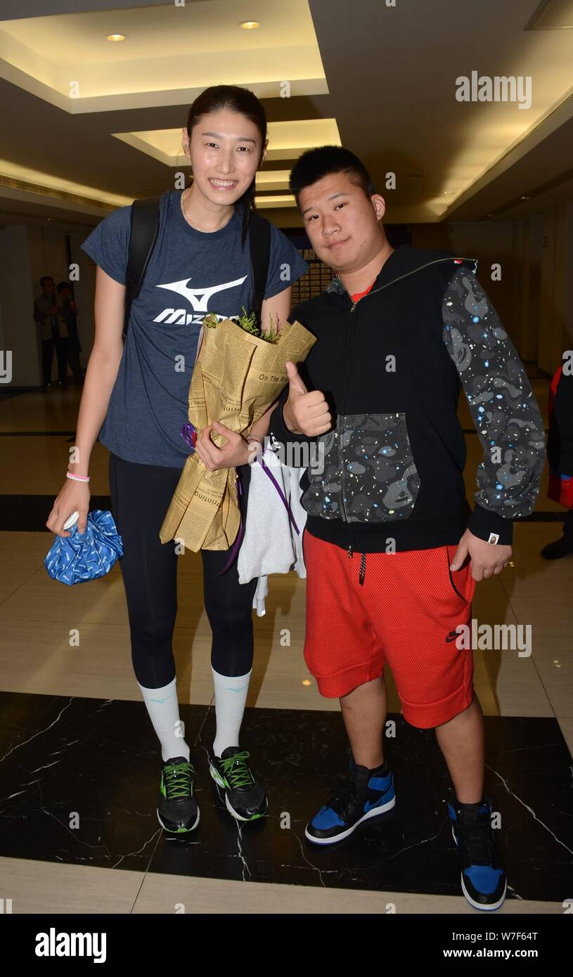 South Korean volleyball player Kim Yeonkoung, left, of Shanghai Guohua