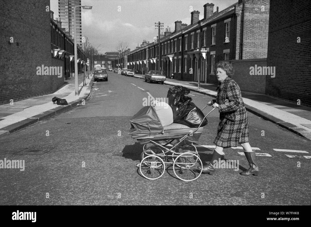 Public Laundry 1970s UK . Women taking their dirty used clothes to a public laundry to get them washed. Reform Street ,Battersea south London 1979 70s England HOMER SYKES Stock Photo