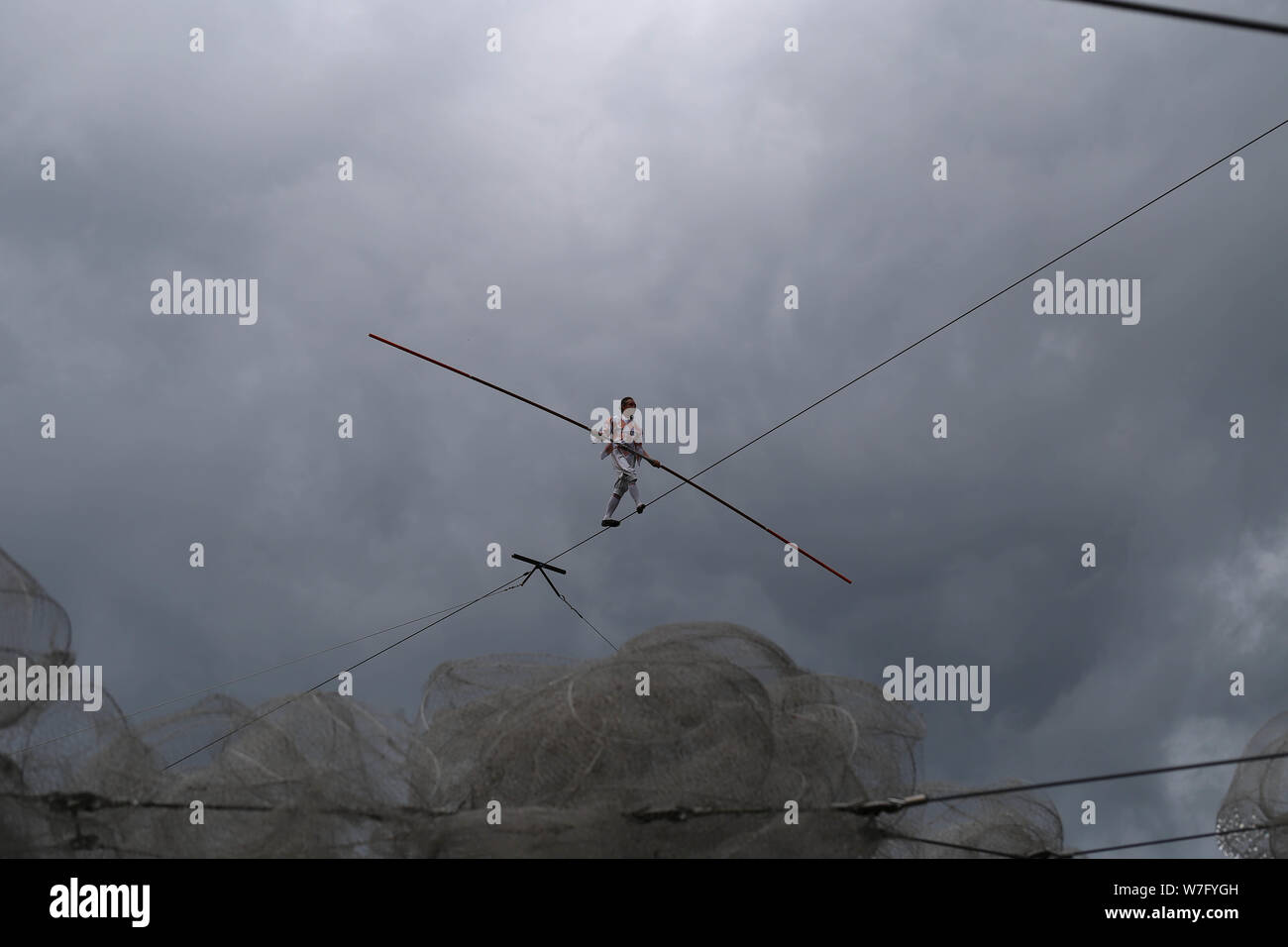 Seiltänzer, Acrobat, Artist, Hochseiltänzer Stock Photo - Alamy