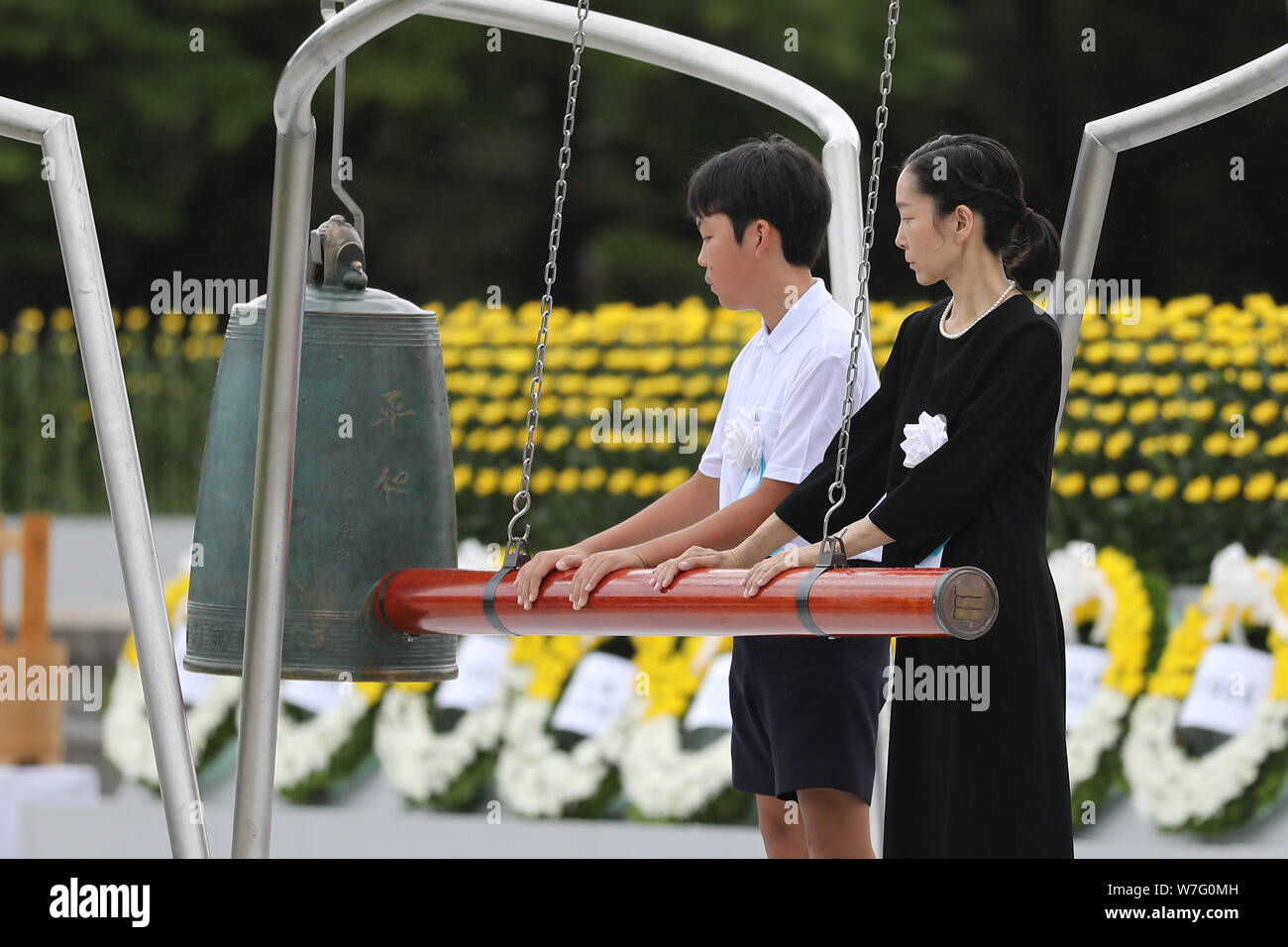 Hiroshima, Japan. 6th Aug, 2019. People attend an annual memorial ceremony in Hiroshima, Japan, Aug. 6, 2019. Hiroshima, a Japanese city hit by a U.S. atomic bomb at the end of World War II, marked the 74th anniversary of the bombing on Tuesday. Credit: Du Xiaoyi/Xinhua/Alamy Live News Stock Photo