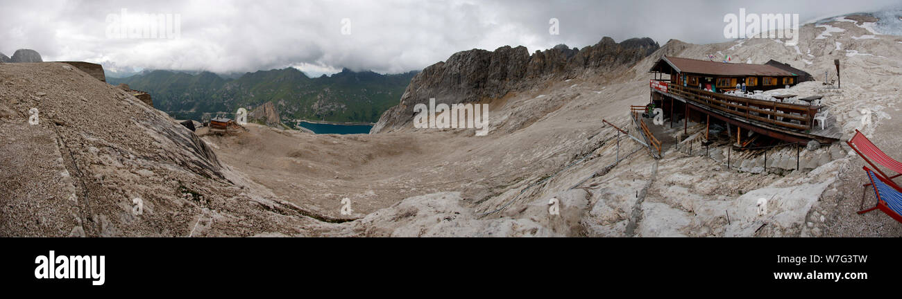 Panorama: auf der Marmolada, unten der Lago di Fedaia, Dolomiten, Italien. Stock Photo