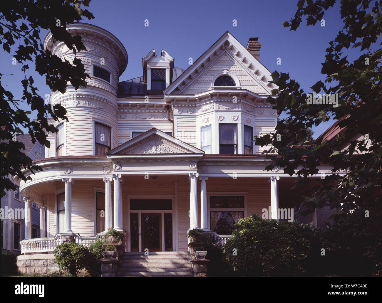 An elegant Victorian mansion Stock Photo - Alamy