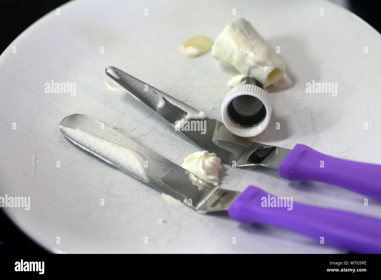 Different tools used to decorate cakes and other pastries. In this