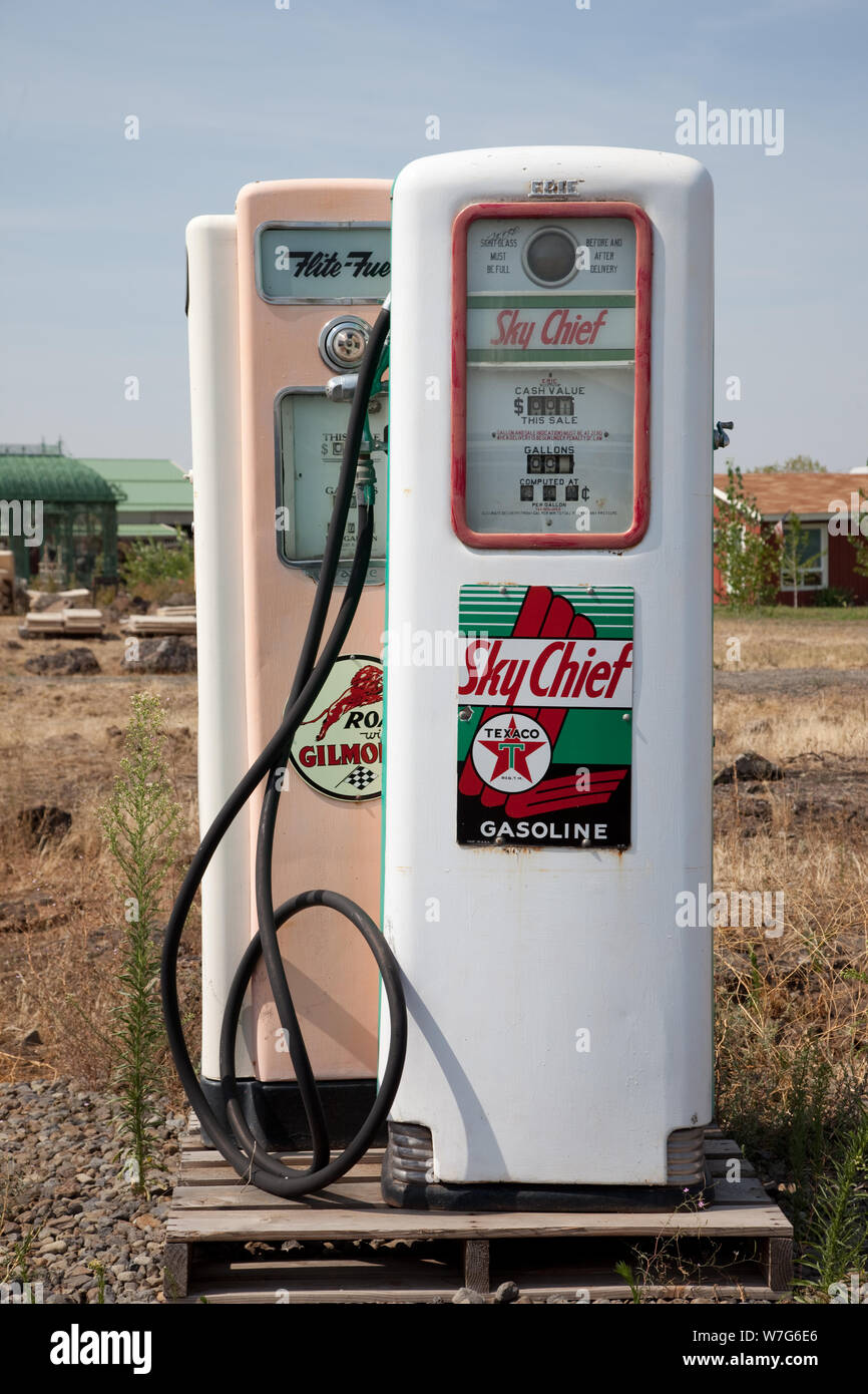 Vintage gas pumps hires stock photography and images Alamy