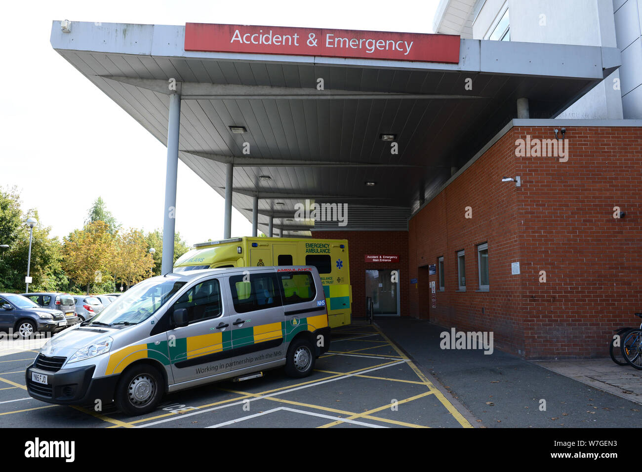 The County Hospital, Hereford. Ambulances outside the Accident & Emergency department. Stock Photo