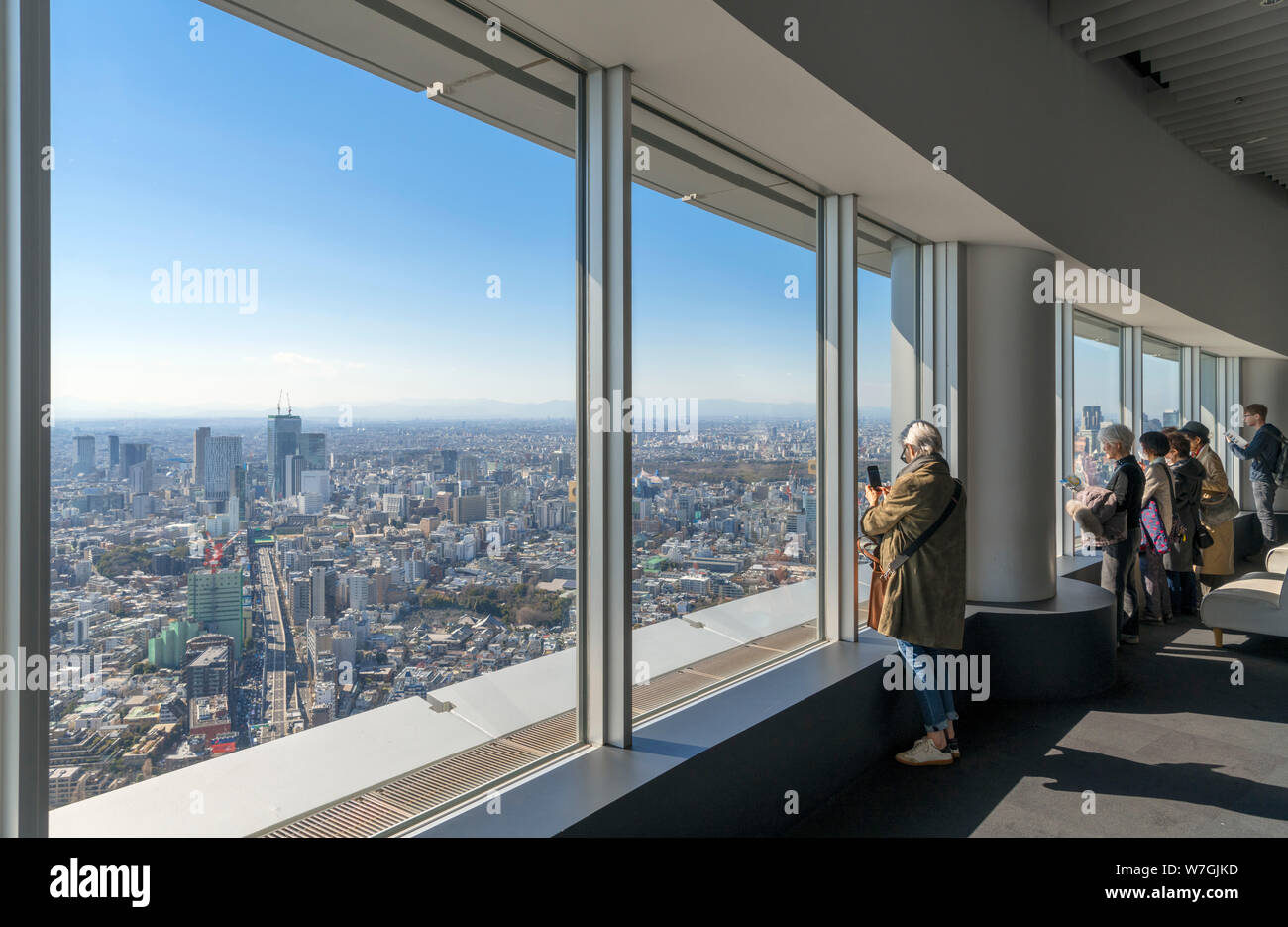 Visitors looking out over the city from the observation deck of the Mori  Tower, Roppongi Hills, Tokyo, Japan Stock Photo - Alamy