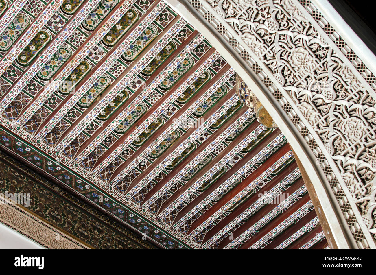 Détail de sculpture sur stuc, sur fond de plafond en bois peint à la main.  Bahia palace, Marrakesh Stock Photo - Alamy