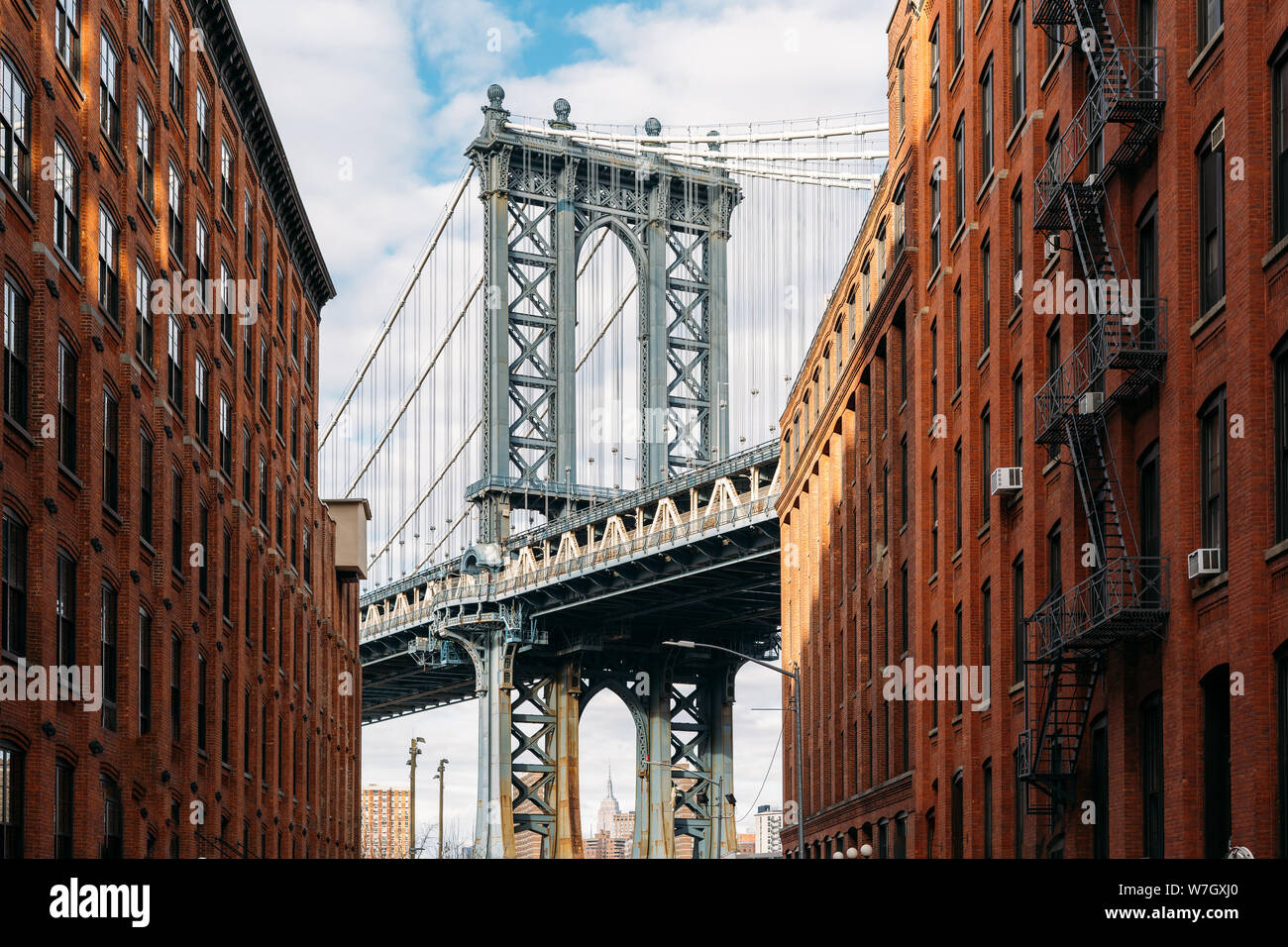 Brooklyn Bridge seen between two beautiful brown buildings at sunset -  Bottom view Stock Photo - Alamy, image size:1300x956