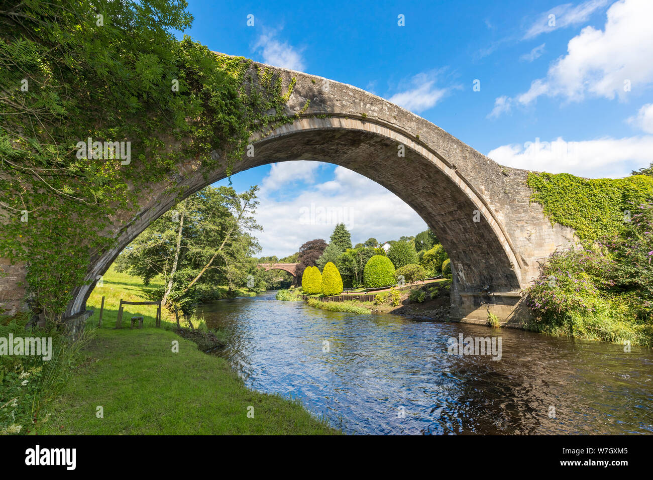 the Old Brig o'Doon, a 15th-century cobblestone bridge crossing the River Doon at Alloway, Ayrshire and was mentioned in the poem Tam O'Santer Stock Photo