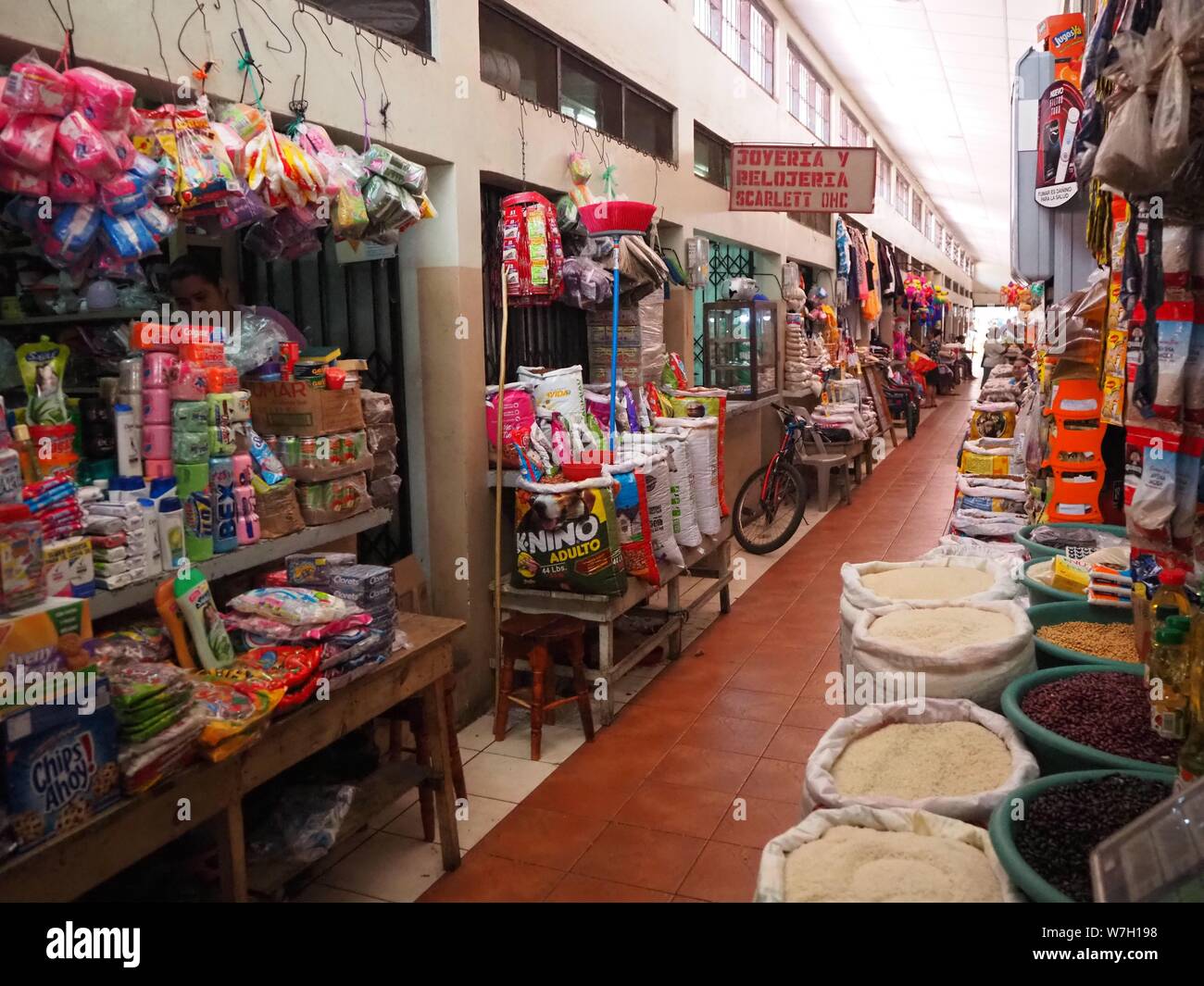 Nicaragua, Leon, Cenrtal America. Market with food, fruit, vegetables and  goods.Inside the market Stock Photo - Alamy