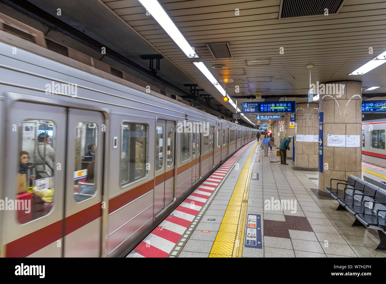 Subway train at  Kasumigaseki Station on the Tokyo Metro, Tokyo, Japan Stock Photo