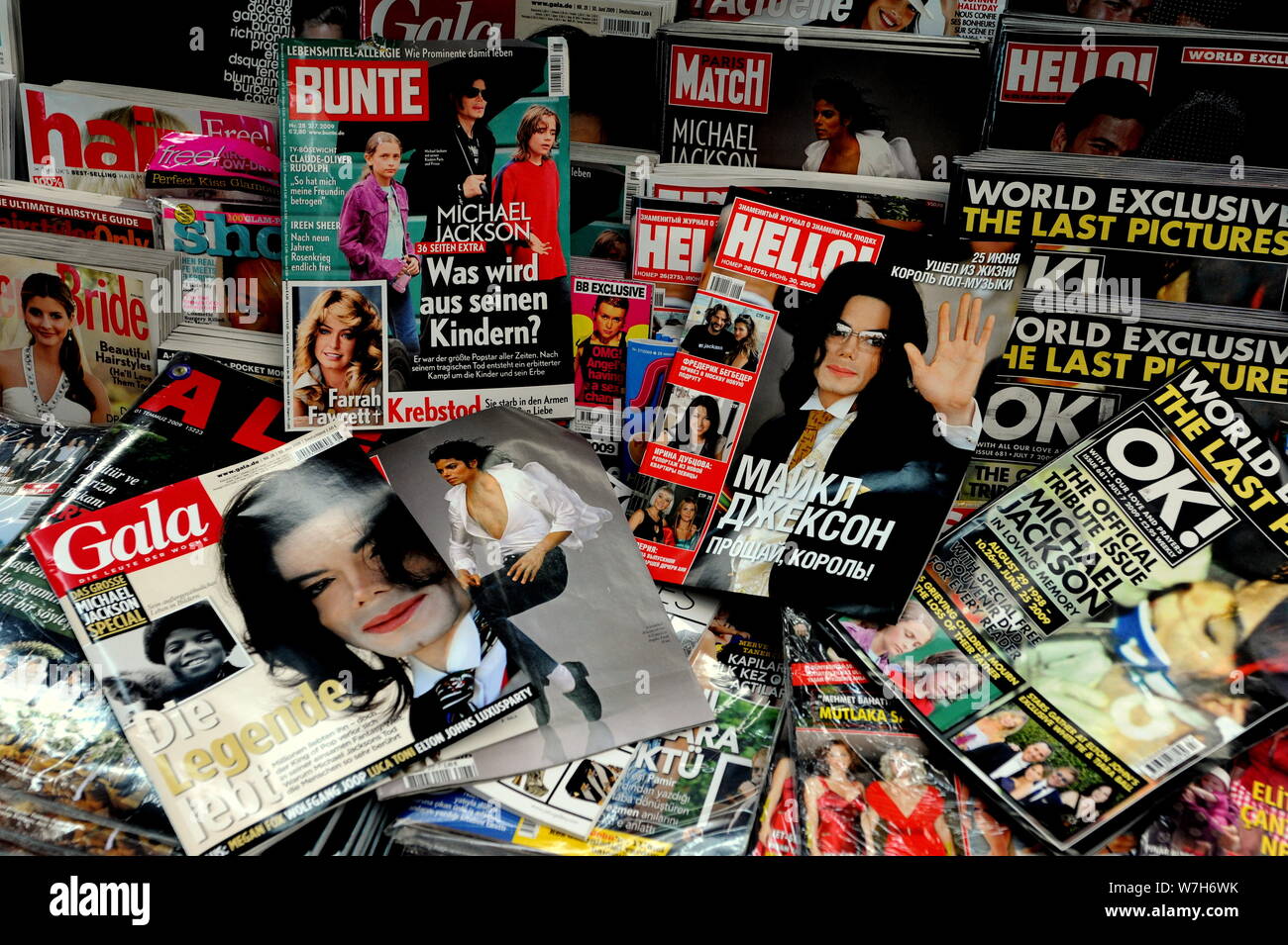International tabloid magazines displaying the death of Michael Jackson Stock Photo