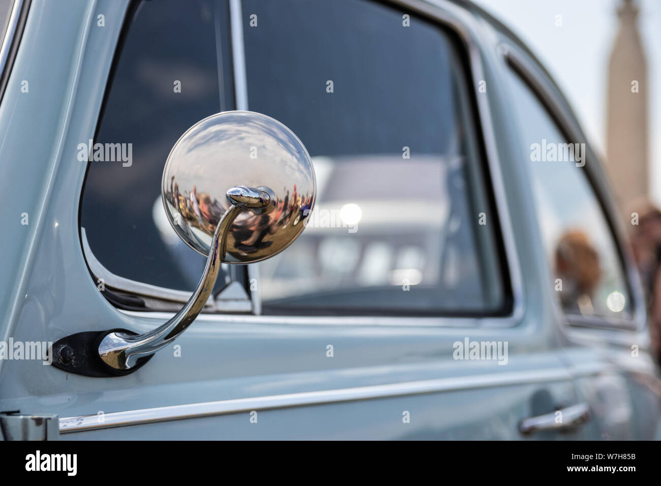 Vieille Voiture Classique Avec Le Miroir D'aile De Chrome Photo stock -  Image du voiture, transport: 195294426