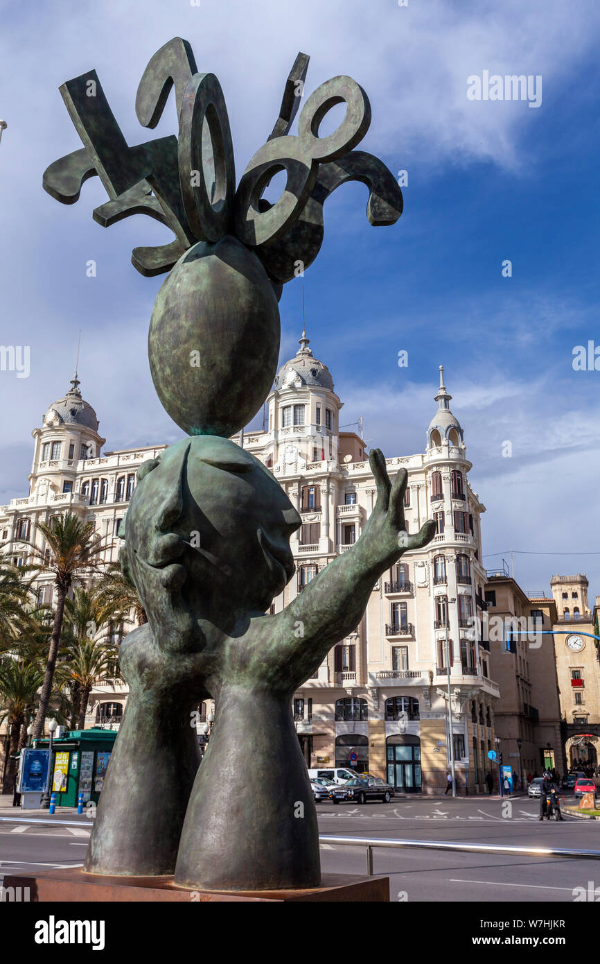Bronze sculpture of Juan Ripollés El adivinador, Fortune teller, Plaza del  Puerto, Alicante, Valencia Comunidad, Spain Stock Photo - Alamy