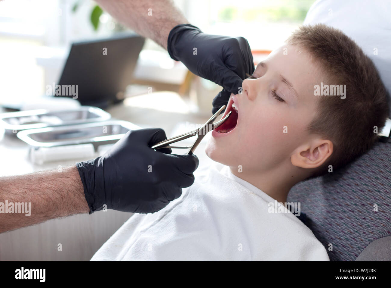 Extraction forceps hires stock photography and images Alamy