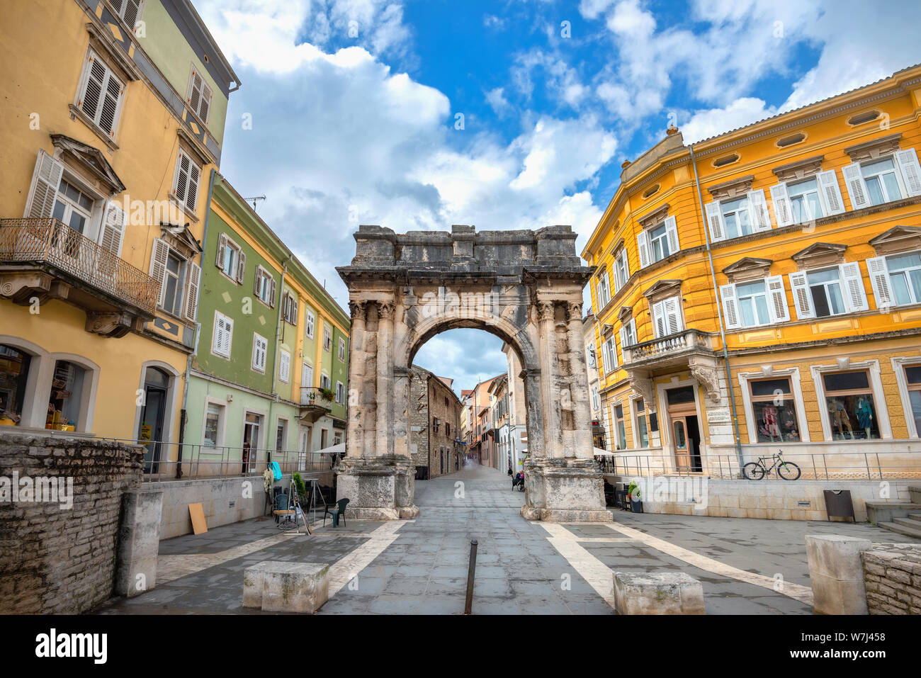 Cityscape with ancient roman triumphal arch. (Arch of the Sergii). Pula, Croatia Stock Photo