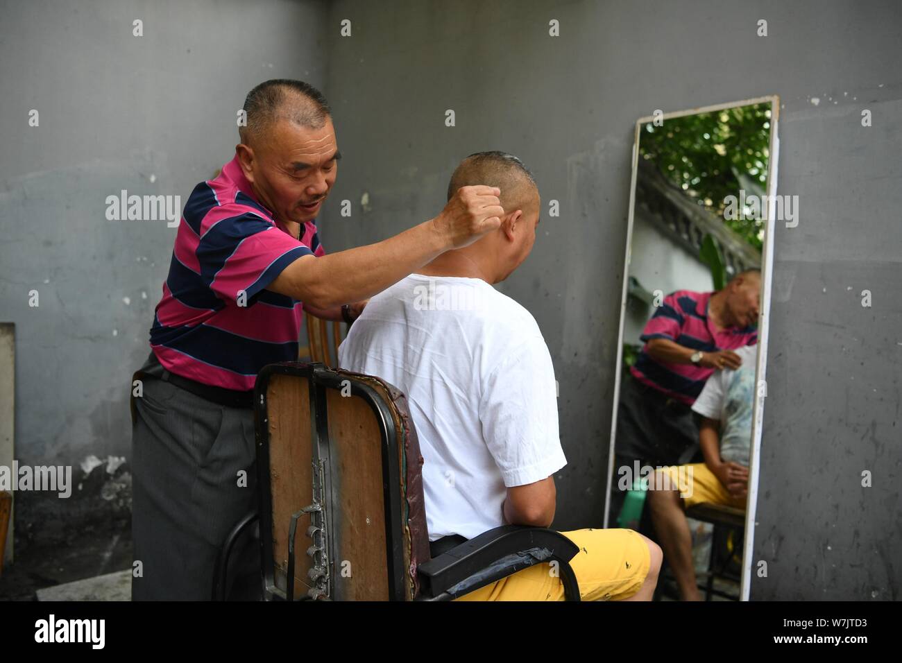 Chinese Haircut Stock Photos Chinese Haircut Stock Images Alamy