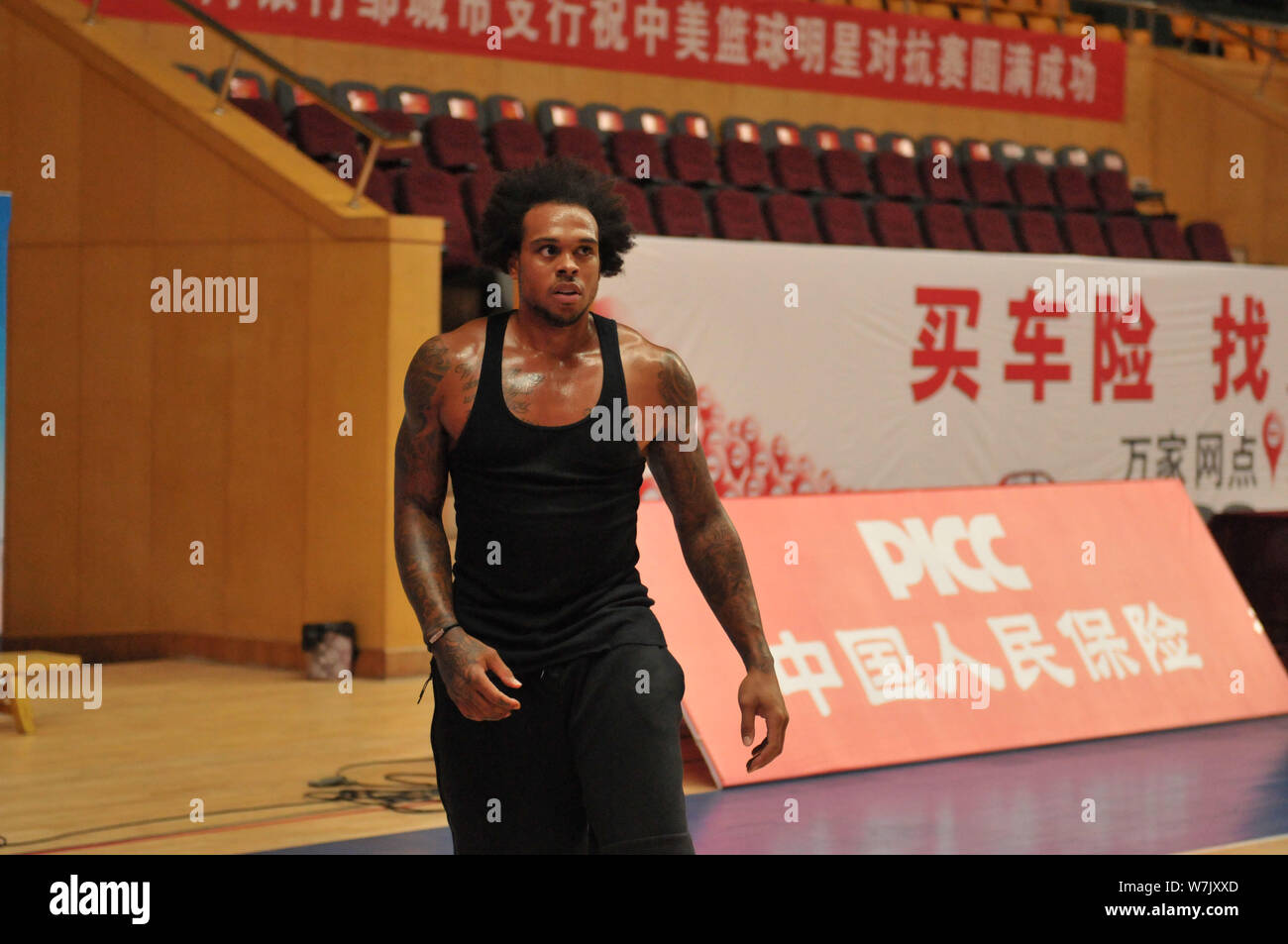 NBA star Shannon Brown shows his basketball skills during the warm-up of  the Sino-US All-Star Basketball Game in Zoucheng city, east China's  Shandong Stock Photo - Alamy