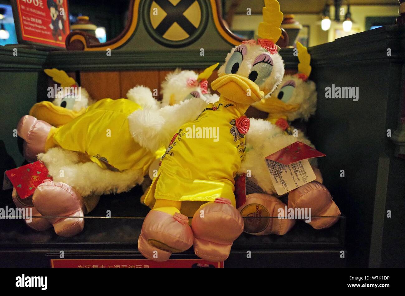 daisy duck dolls