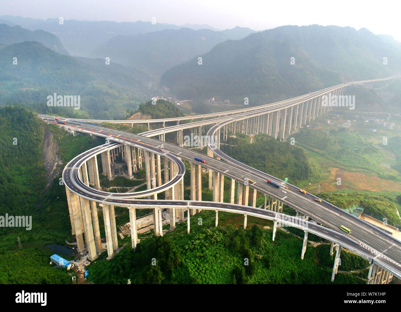 Подвесной мост айчжай, китай. Мост бэйпаньцзян в китае. Автомобильные мосты китая. Мост даньян-куньшаньский виадук. Бэйпаньцзян - самый высокий мост в мире.