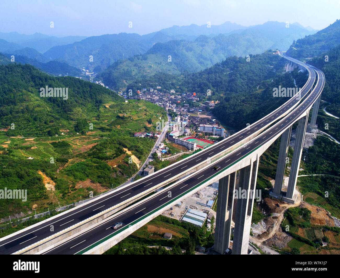 Aerial view of the Yongshun-Jishou (Yongji) Expressway Shijiazhai  Interchange in central China's Hunan province, 15 September 2017. The  Yongzhou-Jis Stock Photo - Alamy