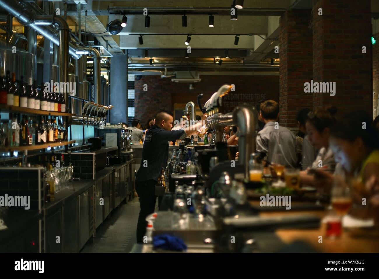 FILE--Interior view of the Goose Island Brewhouse bar in Shanghai, China,  20 July 2017. Goose Island opened their own brewhouse at the end of 2016  Stock Photo - Alamy