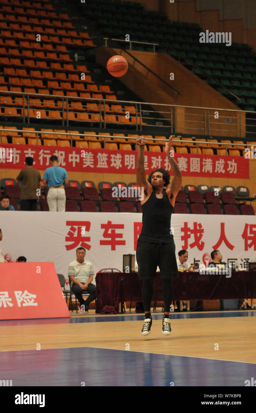 NBA star Shannon Brown shows his basketball skills during the warm-up of the Sino-US All-Star Basketball Game in Zoucheng city, east China's Shandong Stock Photo