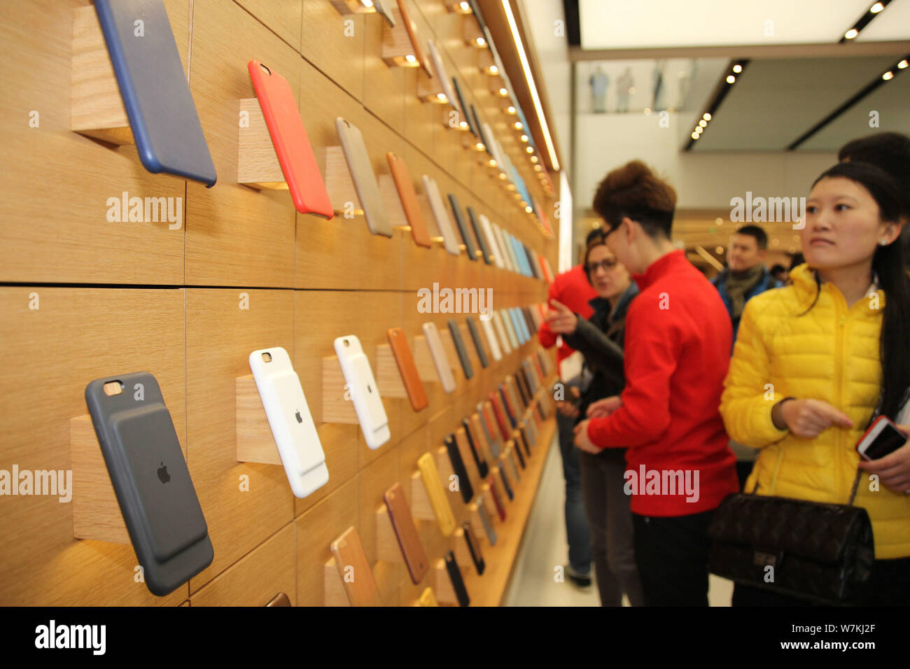 --FILE--Customers shop for phone cases at an Apple store in Qingdao city, east China's Shandong province, 30 January 2016.   Apple Inc saw a nearly 10 Stock Photo