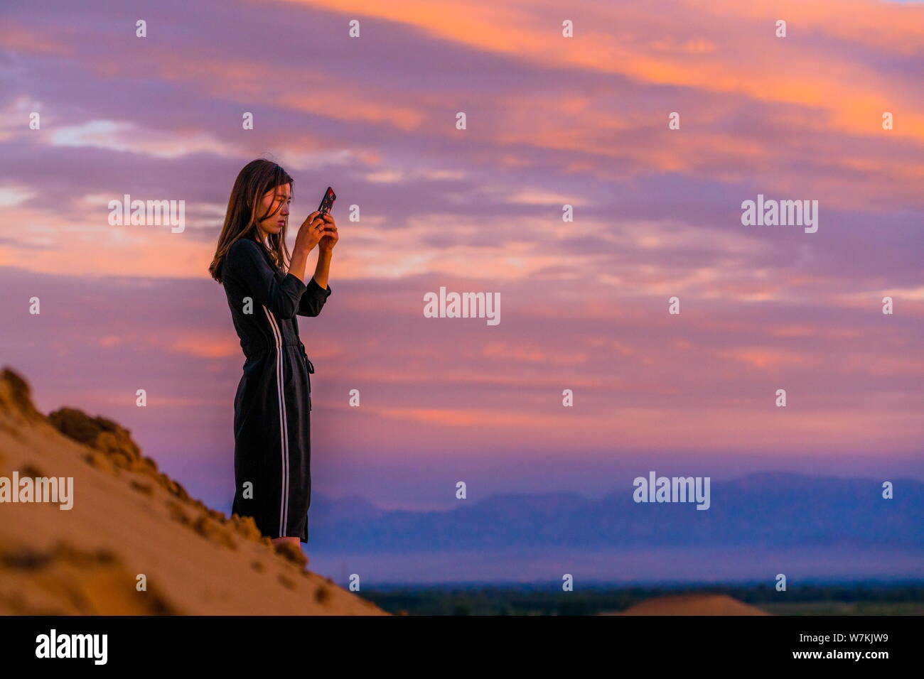 --FILE--A Chinese tourist is pictured at the Badain Jaran Desert in north China's Inner Mongolia Autonomous Region, China, 24 July 2017.   The Badain Stock Photo