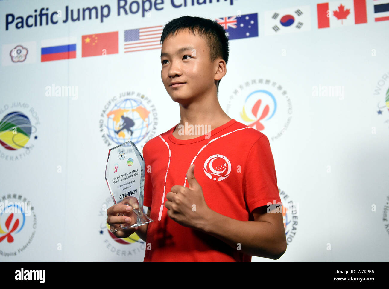 Uventet Arving Kabelbane Cen Xiaolin, a 13-year-old boy from south China's Guangdong, poses with his  trophy after winning the champion during the Asia and Pacific Jump Rope Ch  Stock Photo - Alamy