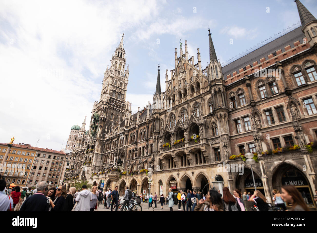 The New Town Hall (Neues Rathaus) on Marienplatz in the old town center ...